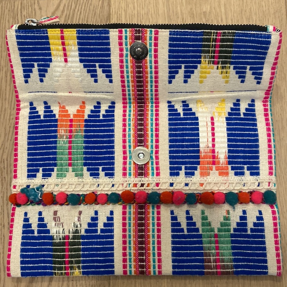 Embroidered clutch - Picture 2 of 7